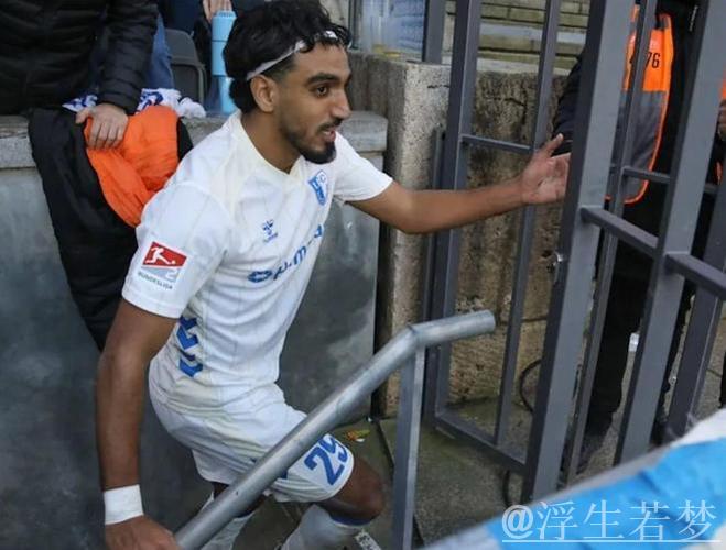 球员庆祝跳广告牌跌入深坑:纳粹时期遗留的地下设施显现 球员庆祝跳广告牌跌入深坑:纳粹时期遗留的地下设施显现