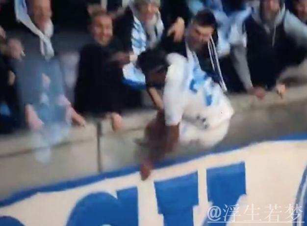 球员庆祝跳广告牌跌入深坑:纳粹时期遗留的地下设施显现 球员庆祝跳广告牌跌入深坑:纳粹时期遗留的地下设施显现